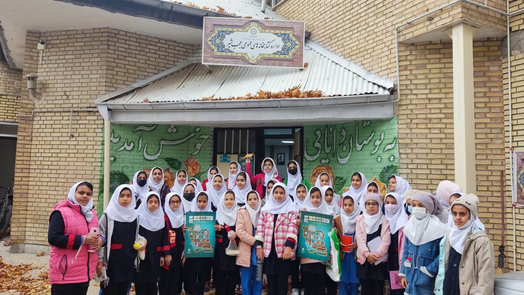 بازدید دانش آموزان از کتابخانه و کانون پرورش فکری کودکان  به مناسبت هفته کتابخوانی